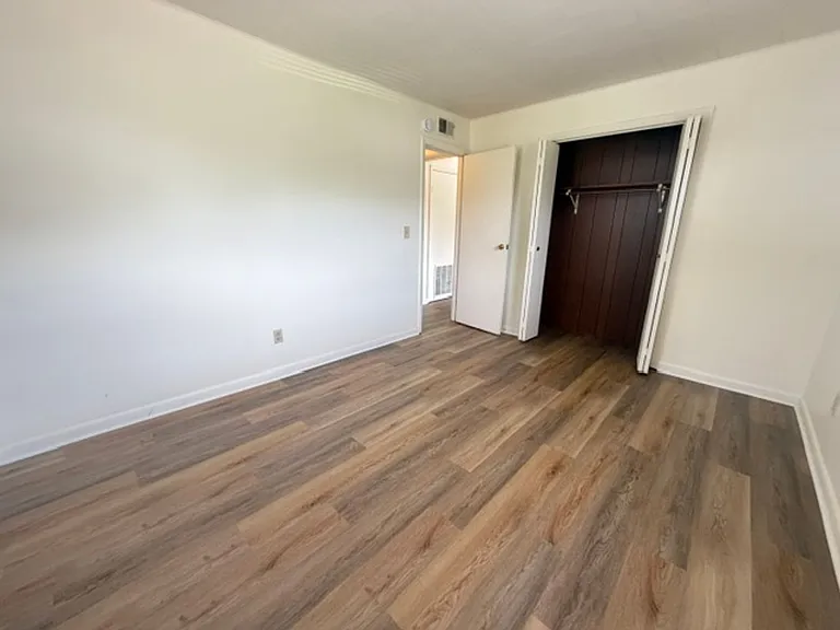 202 W Commercial St — Photo 9