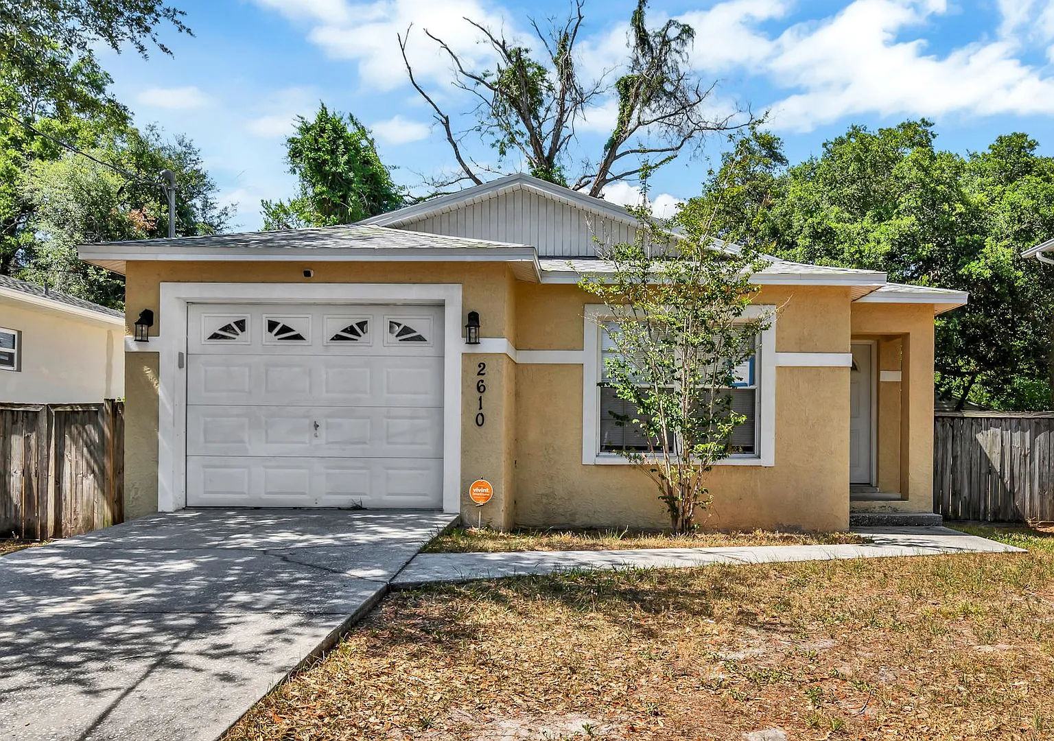 Move In Specialbeautiful 3 Bedroom Home — Photo 1