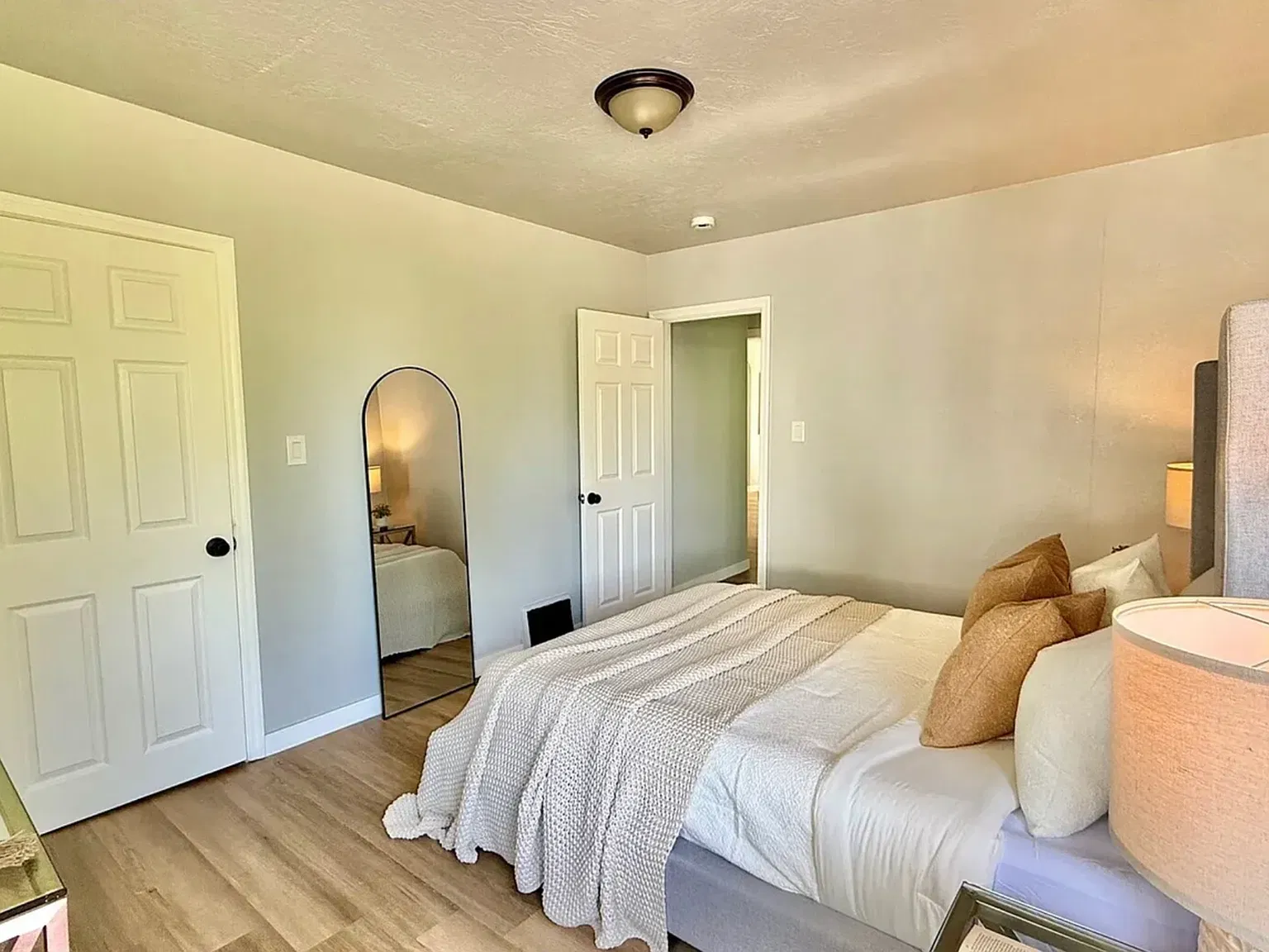 6 bed, 2400 sqft, $2,950 — Photo 3