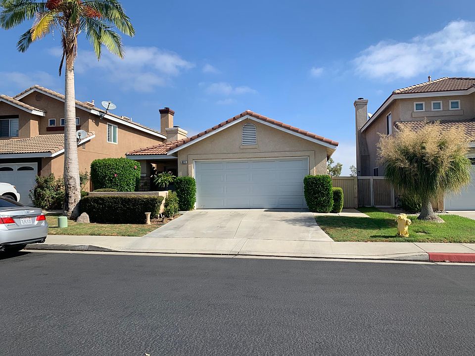 2nd image of 821 Autumn Ln