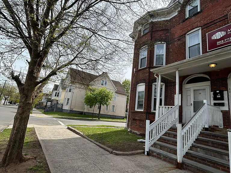 138 Hallock Ave #R2 — Photo 7