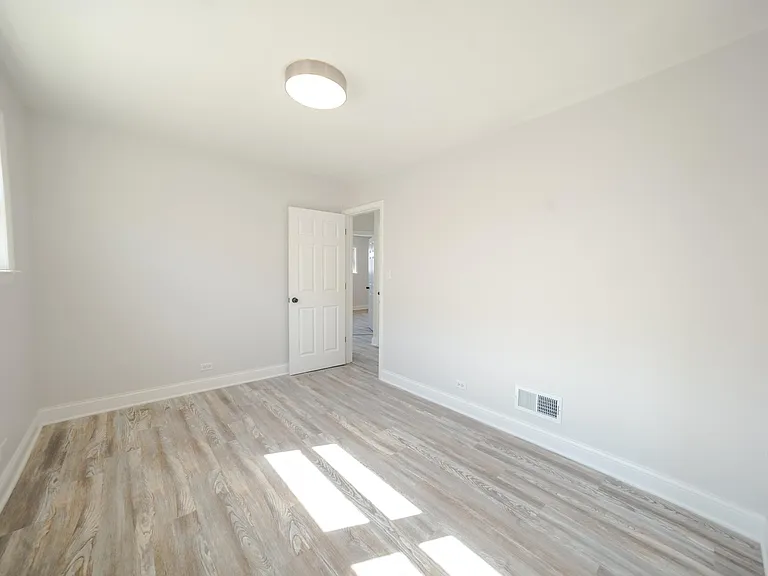 2242 N Lavergne Ave — Photo 6
