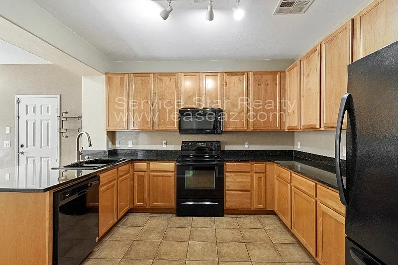 3 bed, 2.5 bath, 2138 sqft, $2,300 — Photo 3