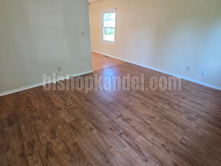 1123 Brenda Ct — Photo 2