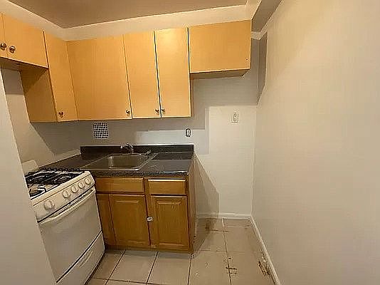 4th image of 9131 Lamont Ave #B4
