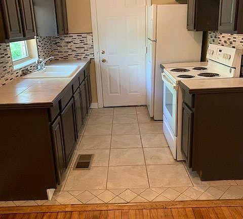 4th image of 2412 Dozier Dr