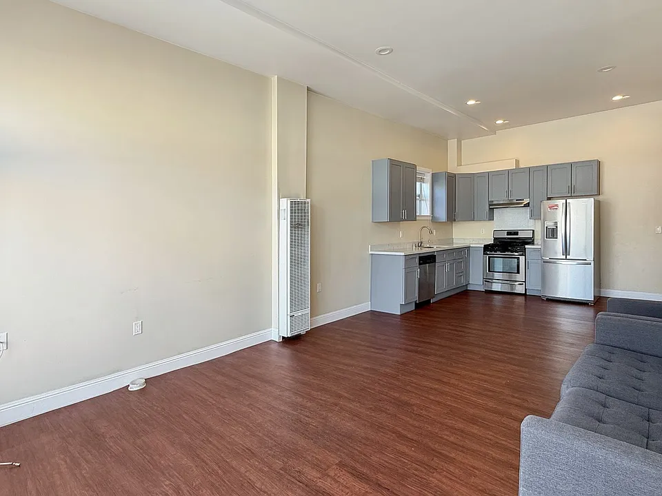 Remodeled Apartment in Bustling Cleveland Heights!