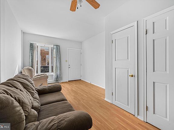 5th image of 1042 Locust St