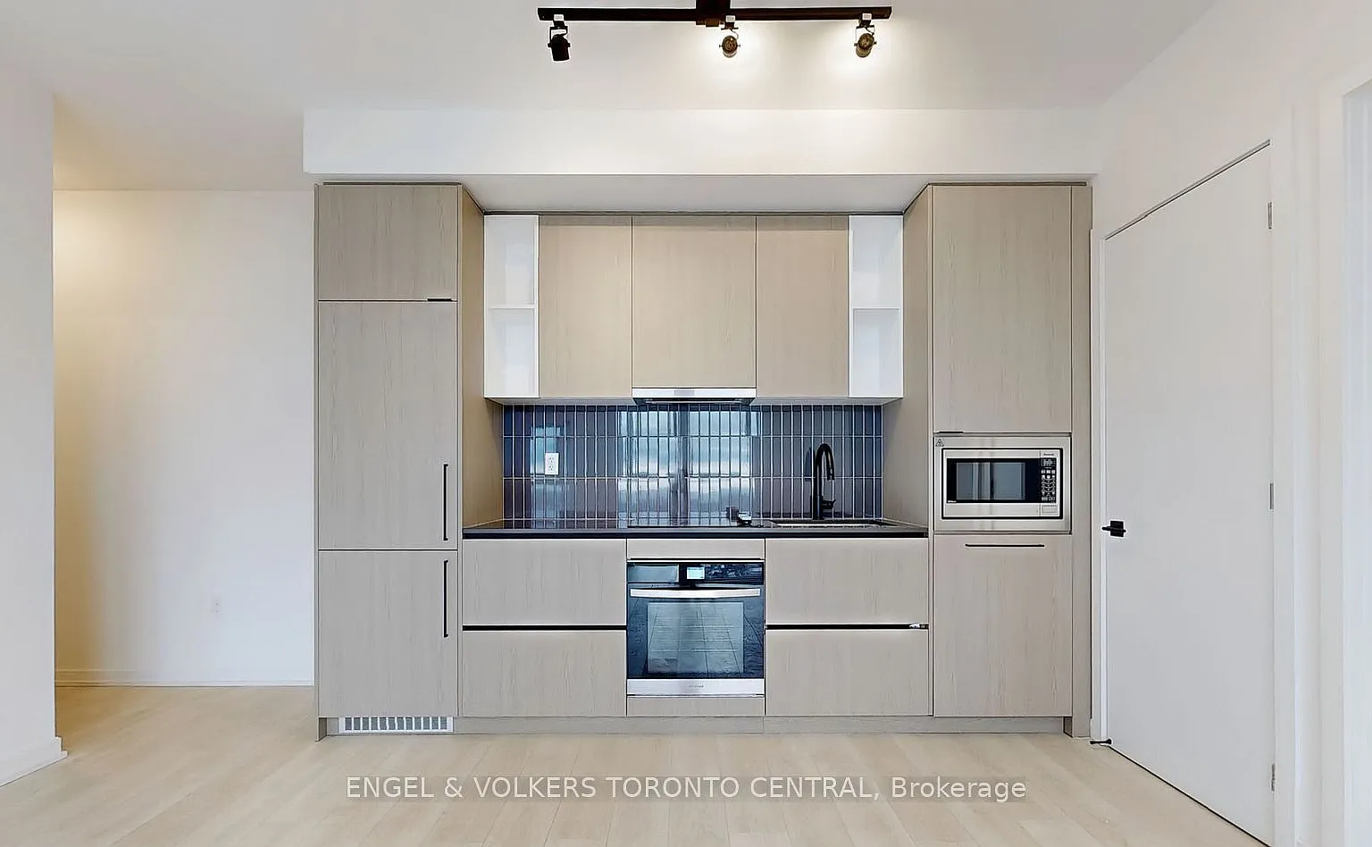 3 bed, $3,000 — Photo 2