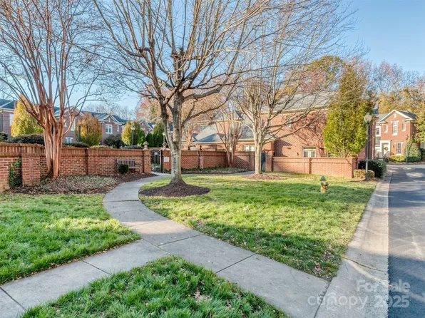 884 Park Slope Dr, Charlotte, NC 28209