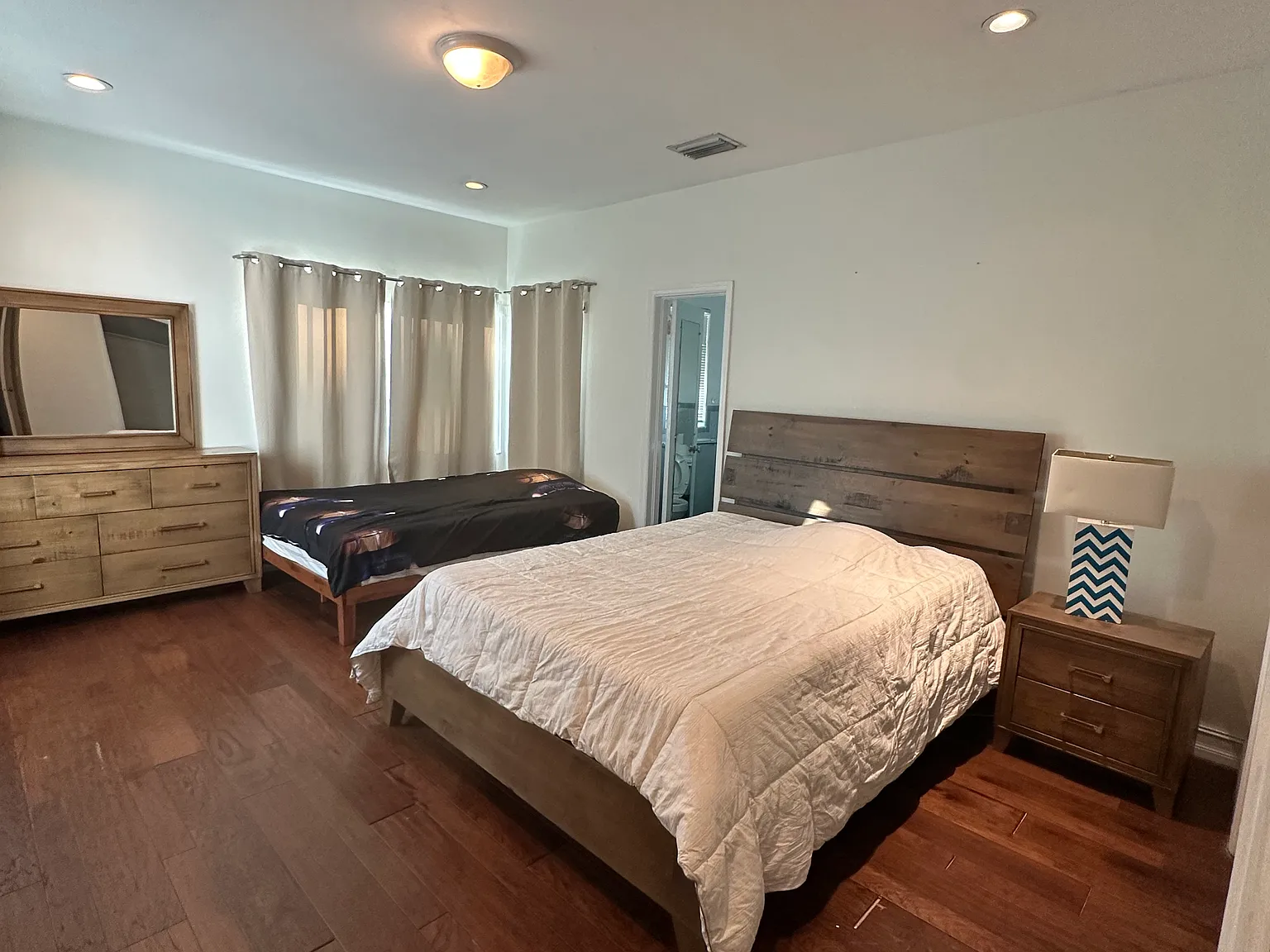 4 bed, 5518 sqft, $1,900 — Photo 4