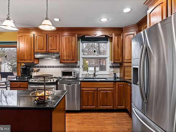 5th image of 14 Brookwood Dr