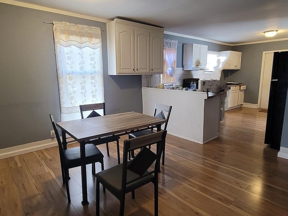 2nd image of 902 Randolph Street S