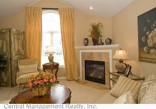 5th image of 828 Dublin Dr