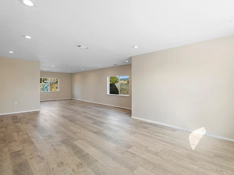 915 Kinley Ave NW — Photo 8