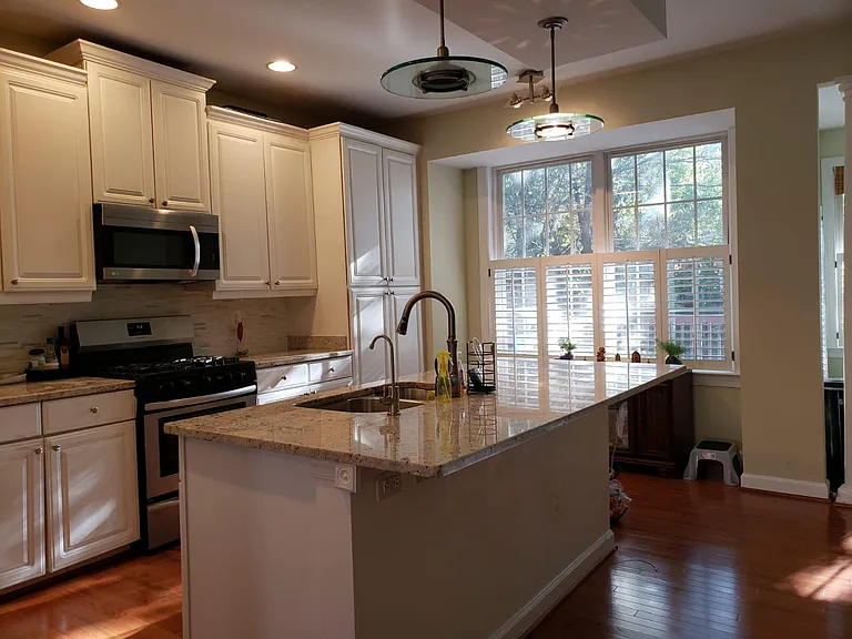 Kitchen (main level)