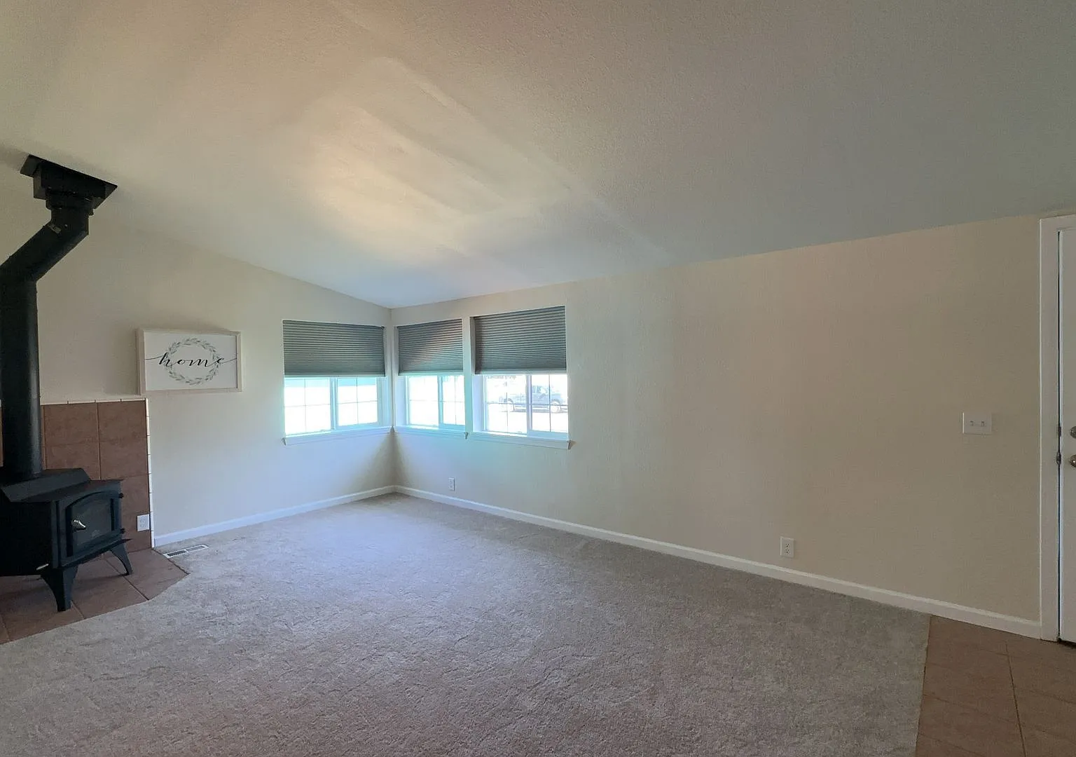 3 Bedroom / 2 Bathroom Manufactured Home in SE Madras OR — Photo 4