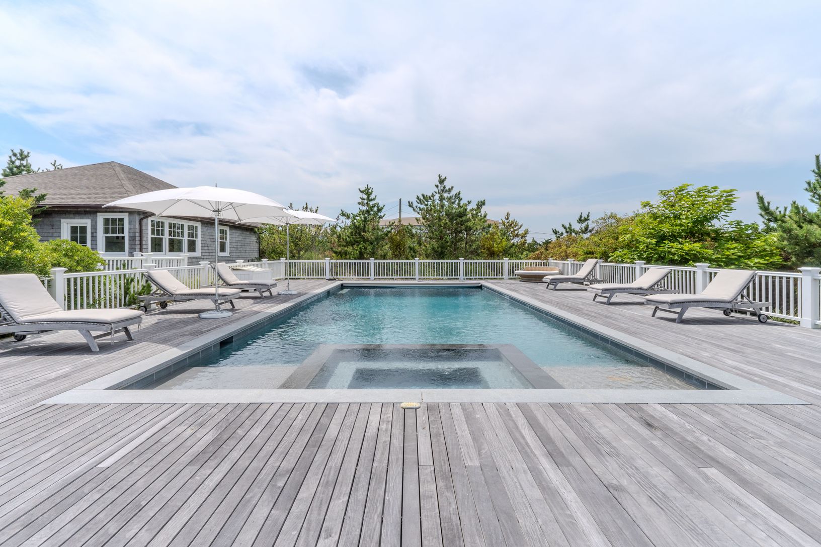  Resort Style Living with Private 2 bed Guest Cottage
