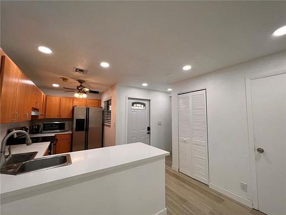 5th image of 499 SE 13th St APT 7E