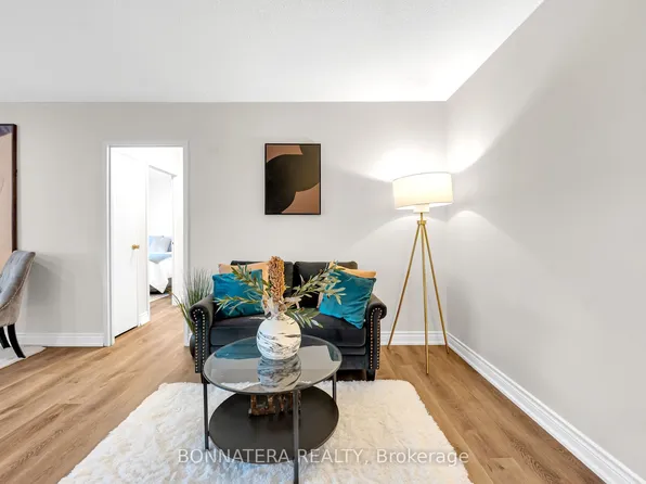 3065 Queen Frederica Dr #905, Mississauga, ON L4Y 3A3