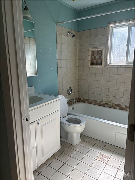 5th image of 1509 Everett Street