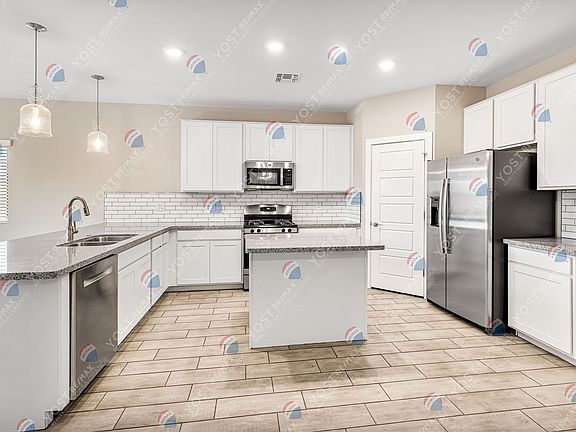 3rd image of 815 E Diamond Dr