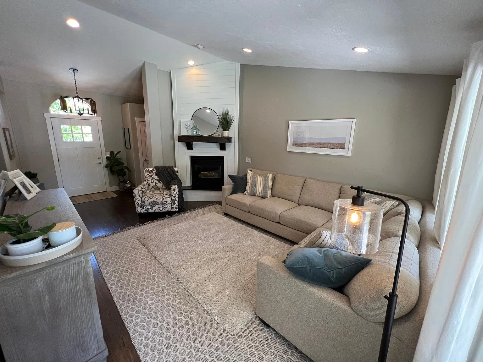 4 bed, 2.5 bath, 2360 sqft, $2,850 — Photo 3