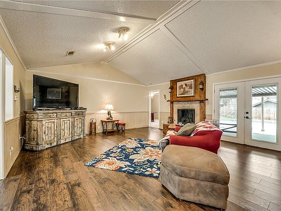 4th image of 605 Robindale Dr