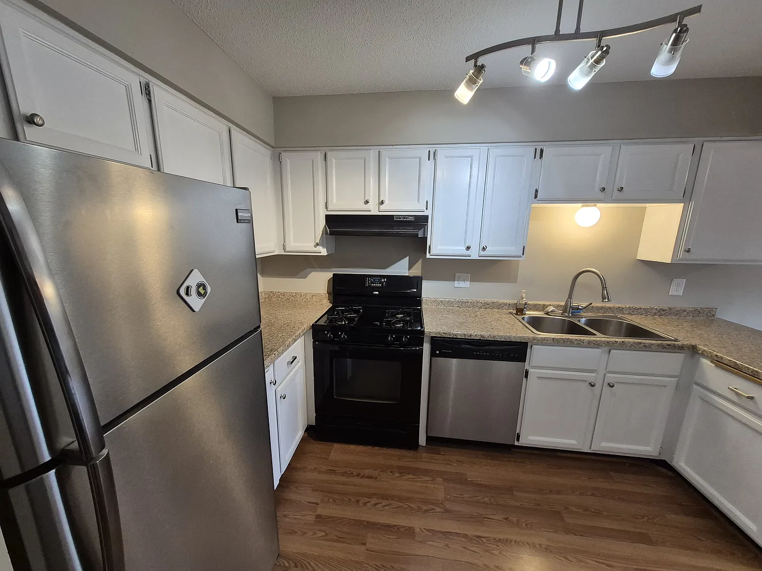 3 bed, 1420 sqft, $1,900 — Photo 4