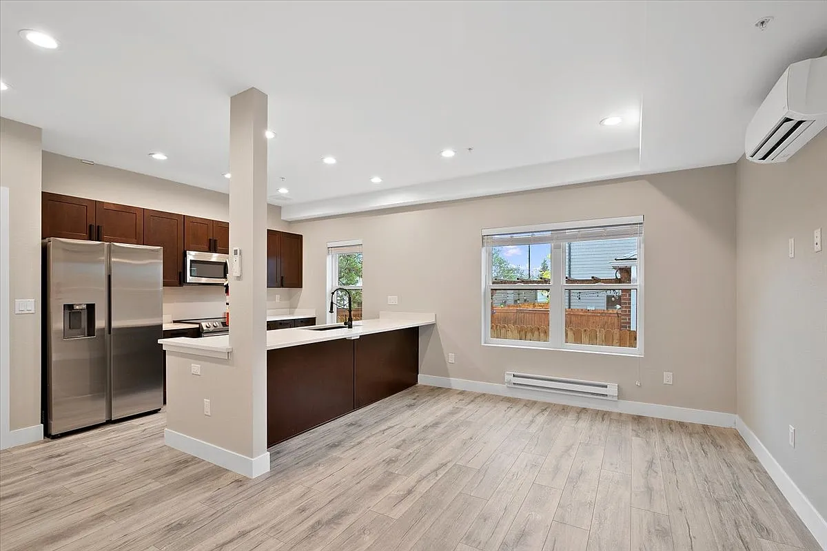 2 bed, 2.5 bath, 1175 sqft, $2,200 — Photo 3