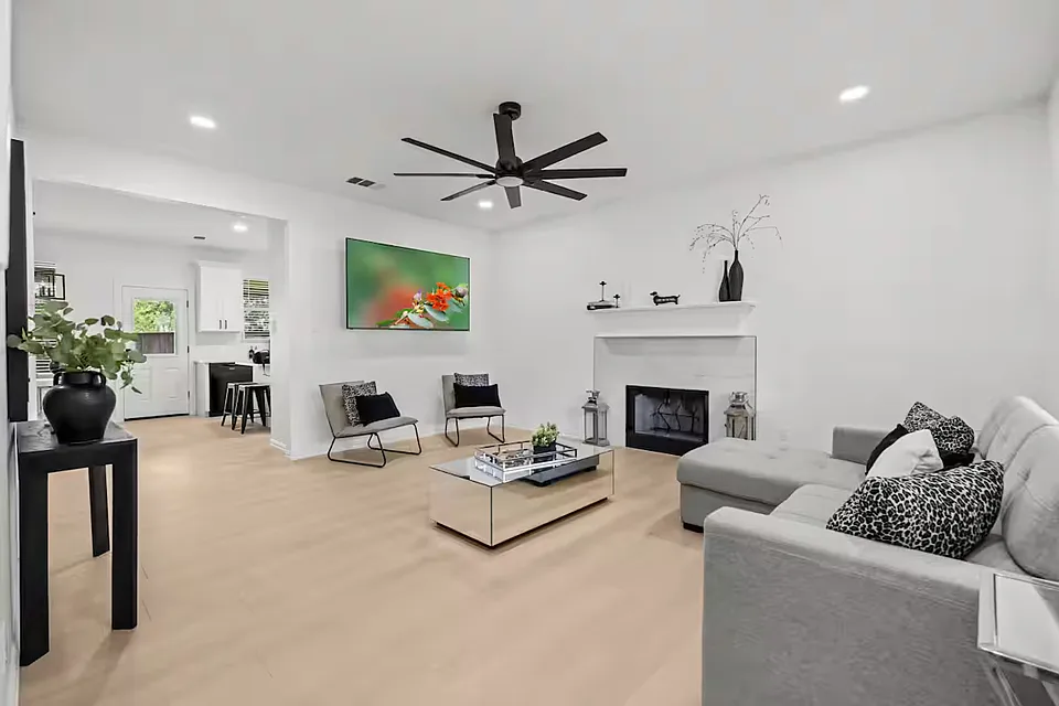 4 bed, 2.5 bath, 1738 sqft, $6,966 — Photo 3