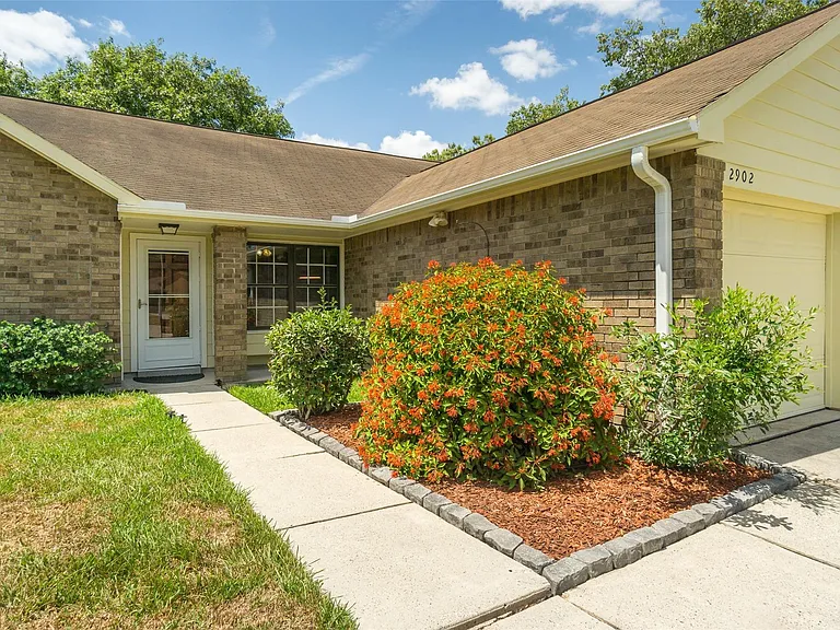 2902 Laurelridge Dr — Photo 3