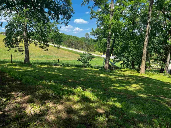 21693 257th St, Delhi, IA 52223