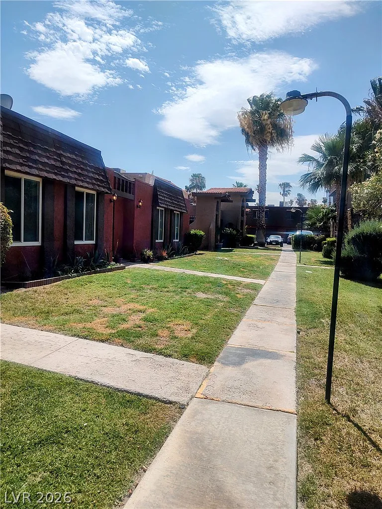 2 bed, 1.0 bath, 924 sqft, $1,600 — Photo 2