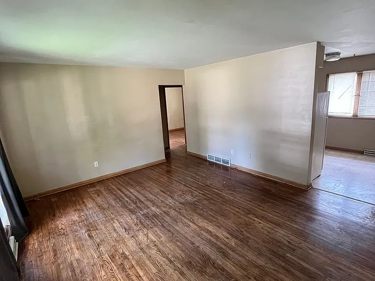 1620 Guernsey Ct — Photo 7