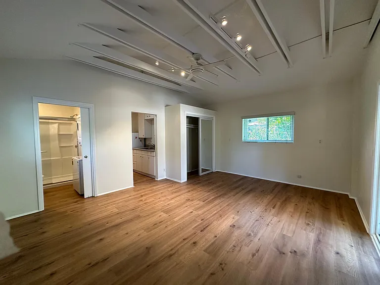 23439 Victory Blvd — Photo 2