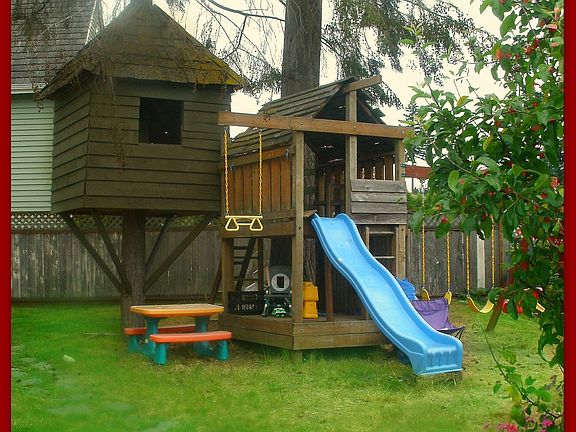 Treehouse fort & swing set
