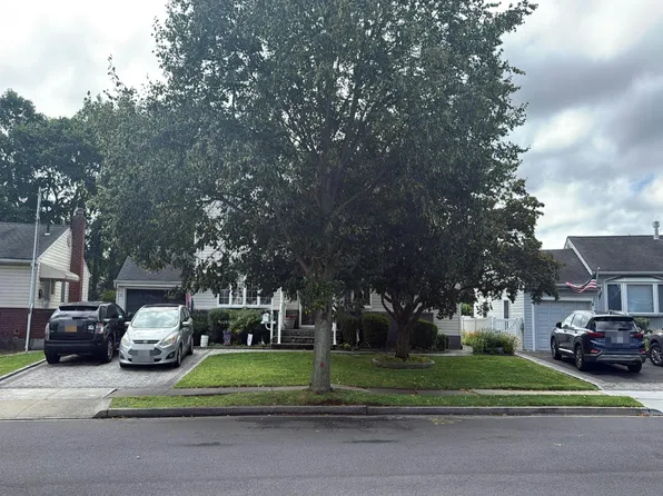 17 Linden Ct, Hicksville, NY 11801