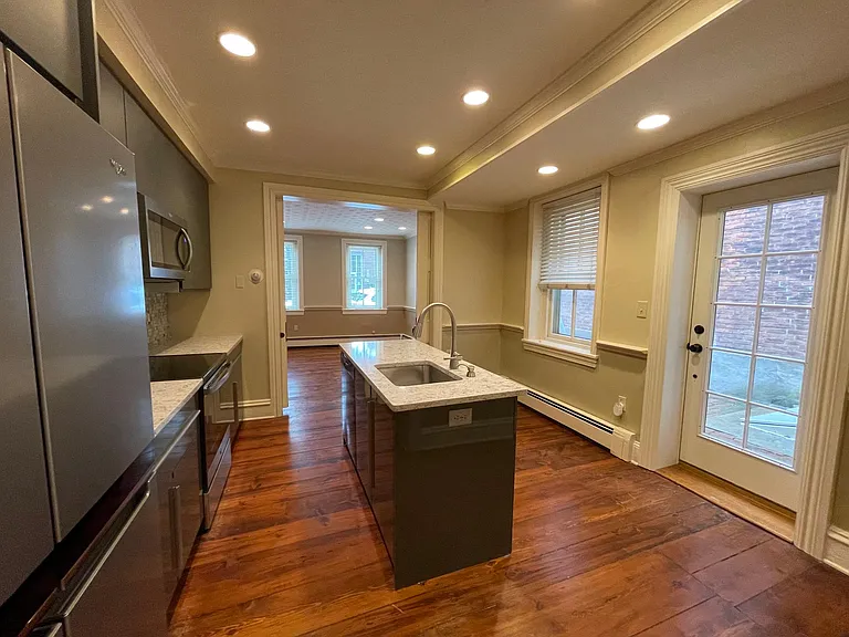 12 E Market St #1 — Photo 4