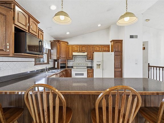 4th image of 246 Highland Dr