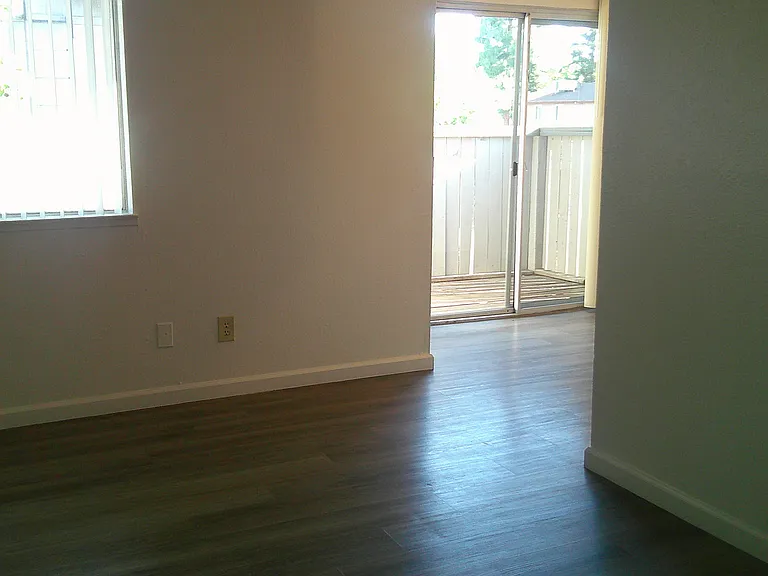 Lindsay Apartments — Photo 13