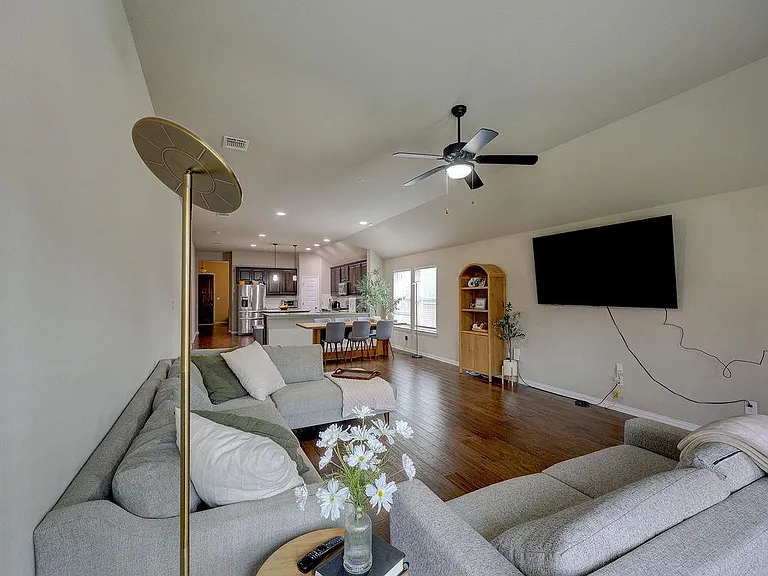 4140 Van Ness Ave — Photo 17