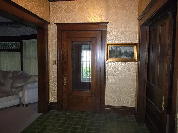 3rd image of 212 E Elm St