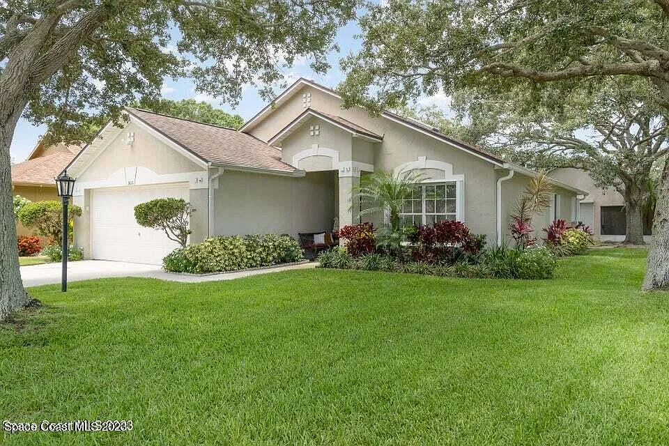 3 bed, 2.0 bath, 1440 sqft, $2,300 — Photo 2