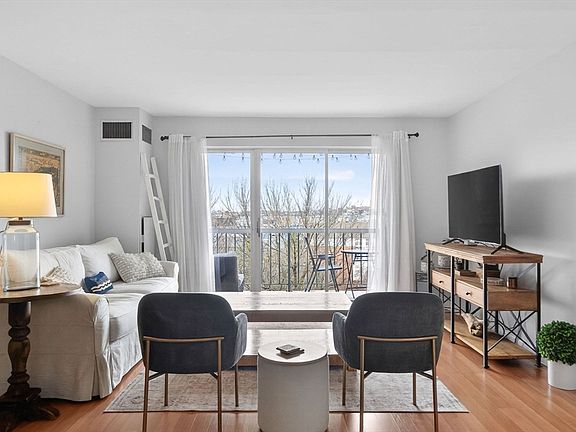 4th image of 200 Captains Row APT 408