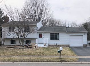 1583 Sweetbrier Ln, Walworth, NY 14568