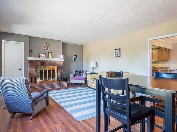 3rd image of 901 Maple Park Dr