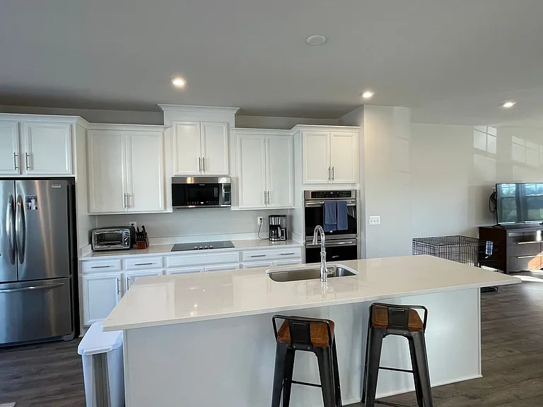 1812 Briscoe Ln — Photo 7