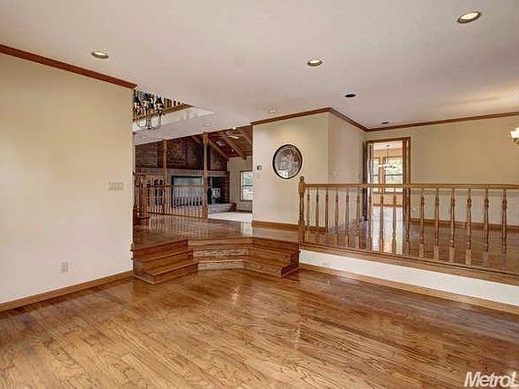 4th image of 8869 Oak Ave