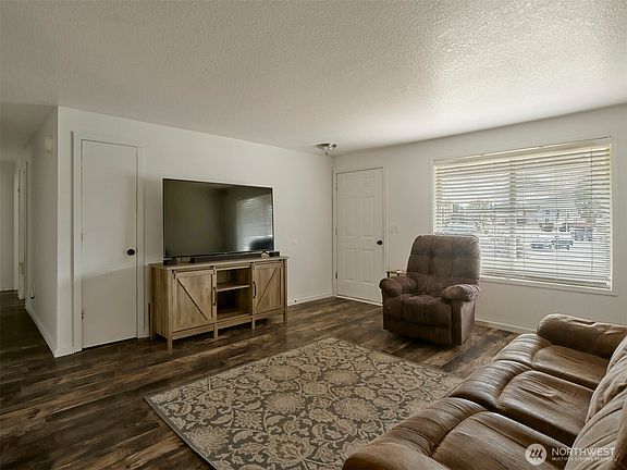 4th image of 1733 Foxtail Circle